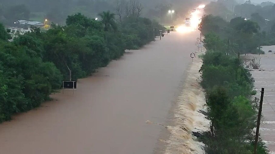 Algumas estradas estão totalmente interditadas por causa das chuvas