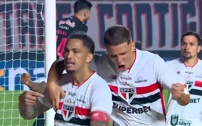 Luciano comemora o gol que abriu o placar para o Soberano Luciano comemora o gol que abriu o placar para o Soberano