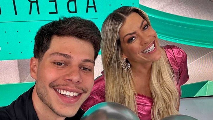 Comentarista deixa programa de Renata Fan e negocia com a Globo