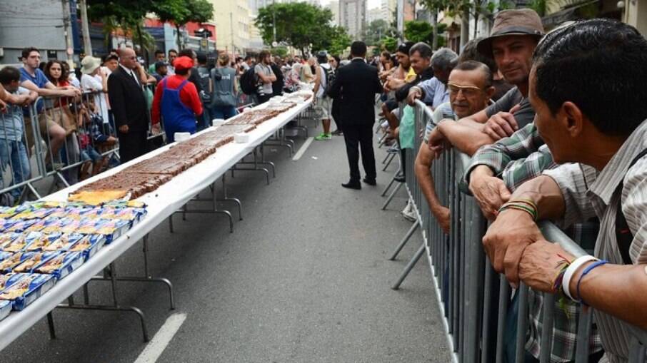 Moradores do Bixiga tradicionalmente comemoram o aniversário da cidade de São Paulo com bolo gigante