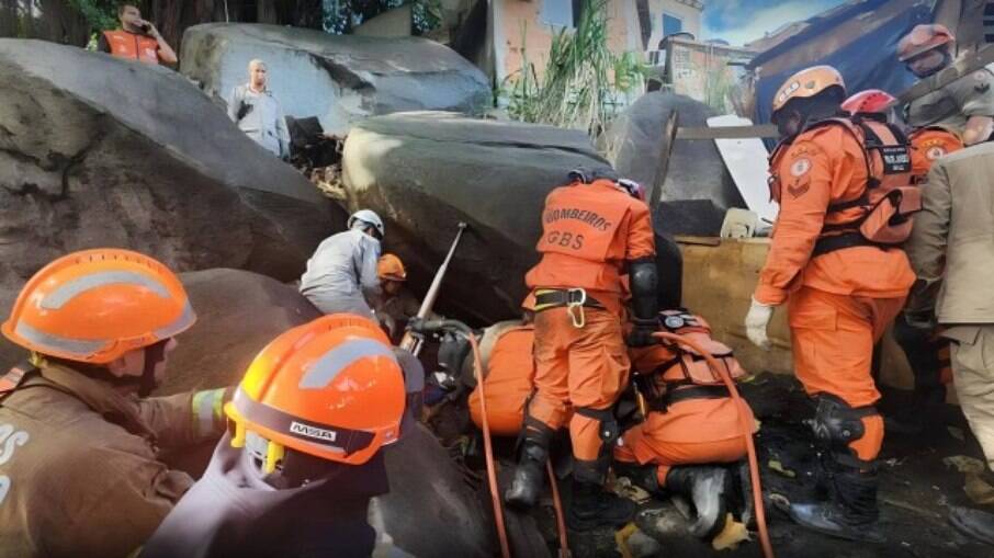 Pedra destrói casa, e morador é resgatado após mais de seis horas no Sampaio, na Zona Norte do Rio 