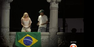 Lady Gaga chama fã para ler carta emocionante ao Brasil no show