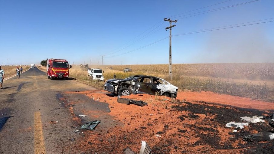 Veículos envolvidos no acidente na GO-010 ficaram destruídos após a colisão Veículos envolvidos no acidente na GO-010 ficaram destruídos após a colisão