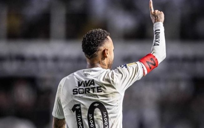 Neymar deixou o duelo contra o RB Bragantino com dores na coxa Neymar deixou o duelo contra o RB Bragantino com dores na coxa