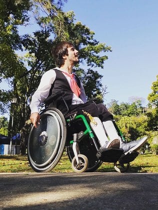 Pedro Fernandes em sua cadeira de rodas