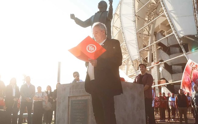 Abel Braga ganha linda homenagem do Internacional