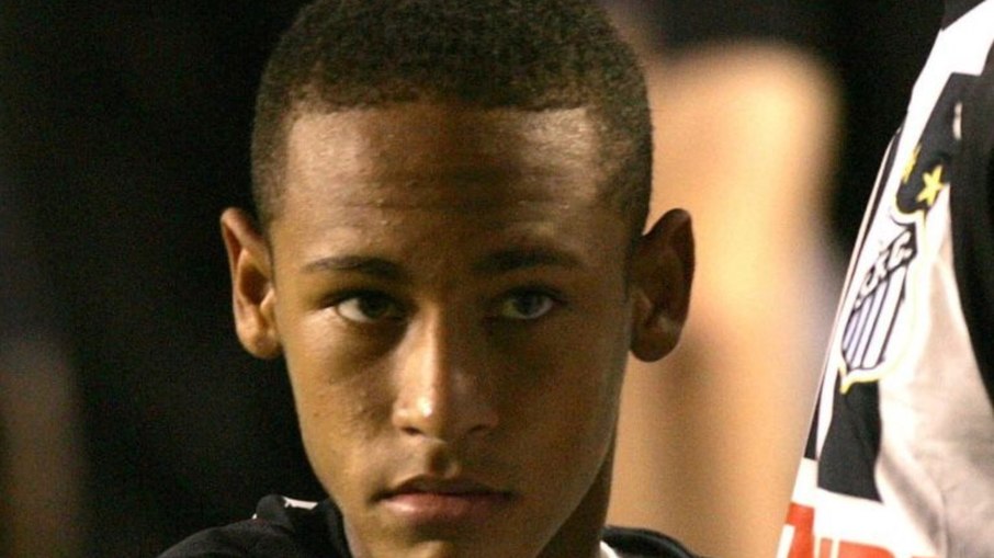 Neymar completa 17 anos da estreia no Santos