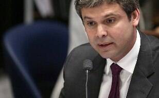 Lindbergh Farias é hostilizado e chamado de "ladrão" em aeroporto