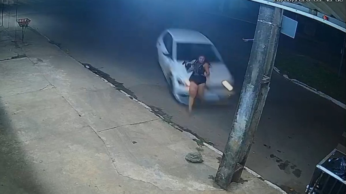 Mulher tenta fugir do ex-namorado antes de ser atropelada, na madrugada de sábado (26), em Aparecida de Goiânia Mulher tenta fugir do ex-namorado antes de ser atropelada, na madrugada de sábado (26), em Aparecida de Goiânia