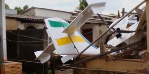Avião cai sobre casa em GO e vazamento de combustível preocupa