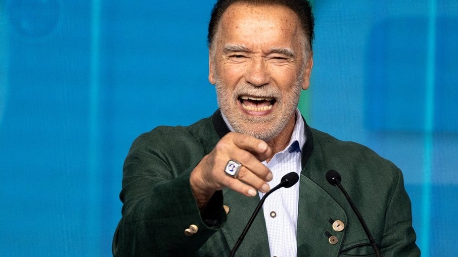 Aposentada perde R$ 238 mil acreditando que estava ajudando o ator Arnold Schwarzenegger