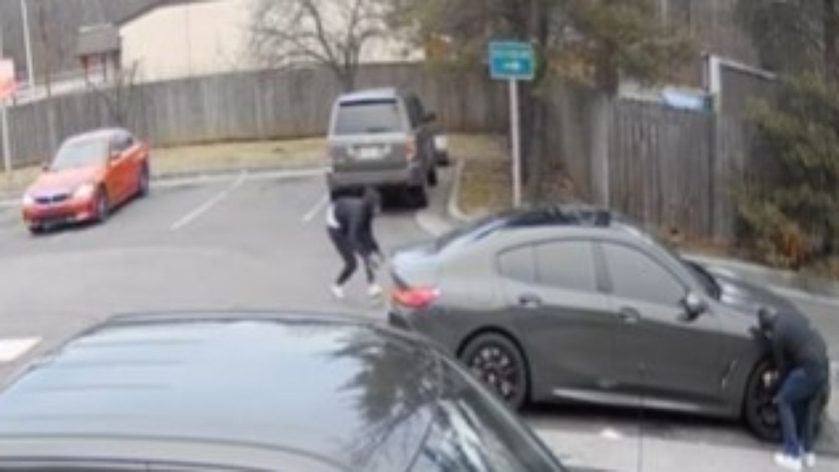 Ladrão rouba BMW enquanto dono calibra os pneus; veja o vídeo