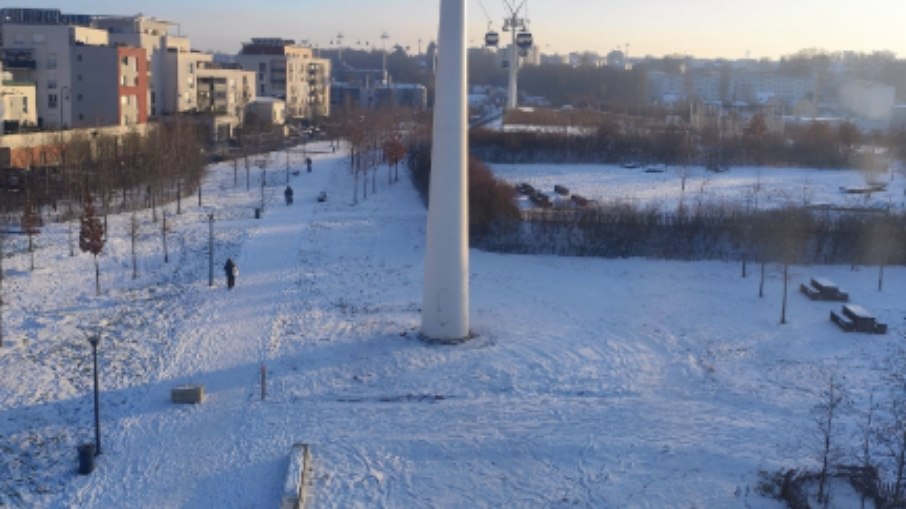 Neve toma conta de diversos locais na França