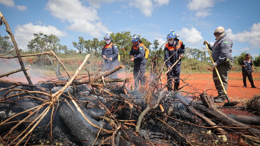 Treinamento de combate a incêndios realizado pela Defesa Civil e bombeiros em Franco da Rocha, região metropolitana de São Paulo, em 2 de abril.