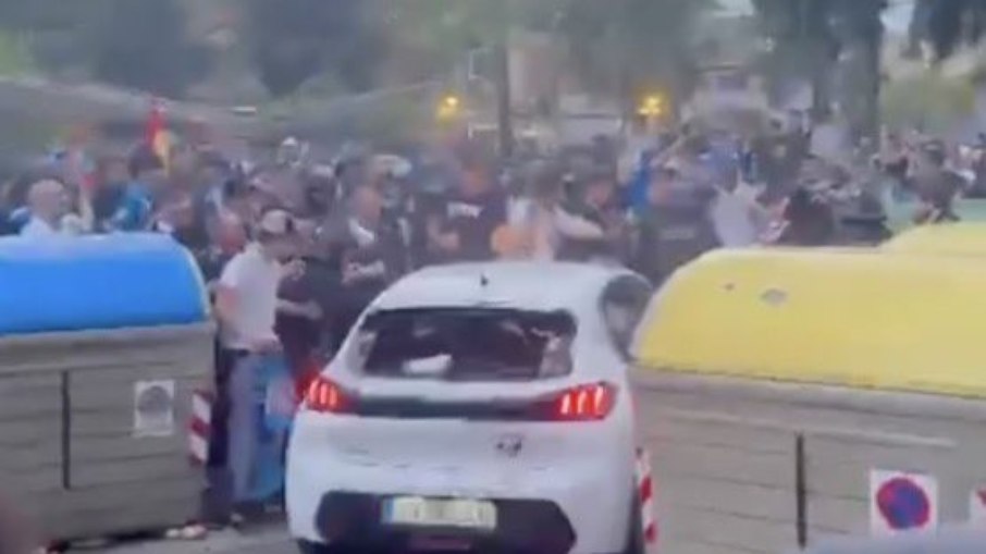 Carro atropela torcedores antes de jogo do Barcelona Carro atropela torcedores antes de jogo do Barcelona