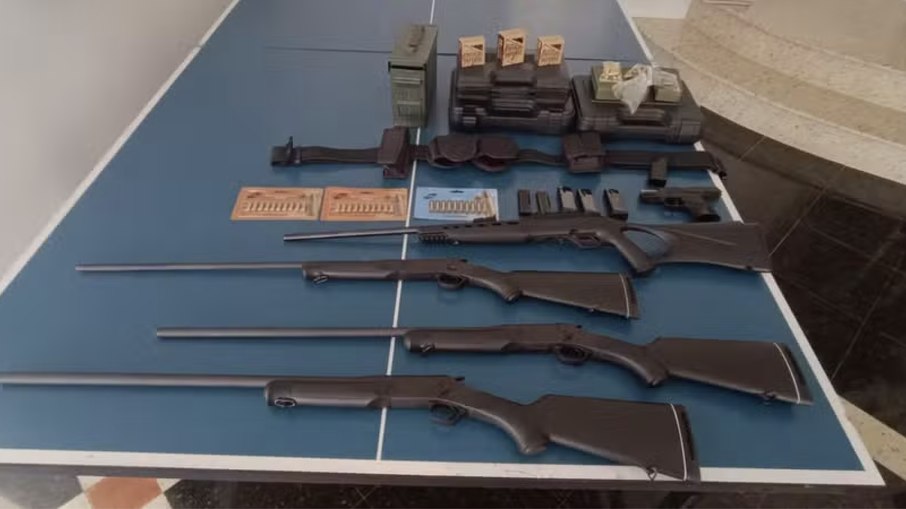 Os agentes encontraram quatro espingardas, outro revólver, uma pistola e diversas munições