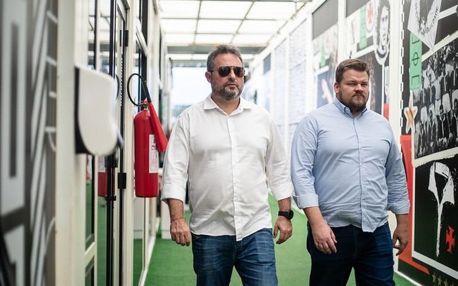 Alexandre Mattos visitando o CT do Vasco ao lado do CEO Lúcio Barbosa