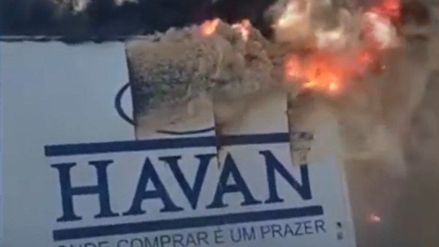 Loja da Havan pega fogo em Vitória da Conquista, na Bahia (28/12/2022)