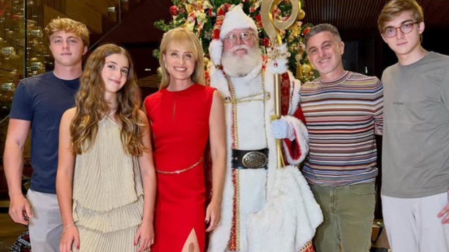 Angelica e Huck posam com Benício, Eva e Joaquim