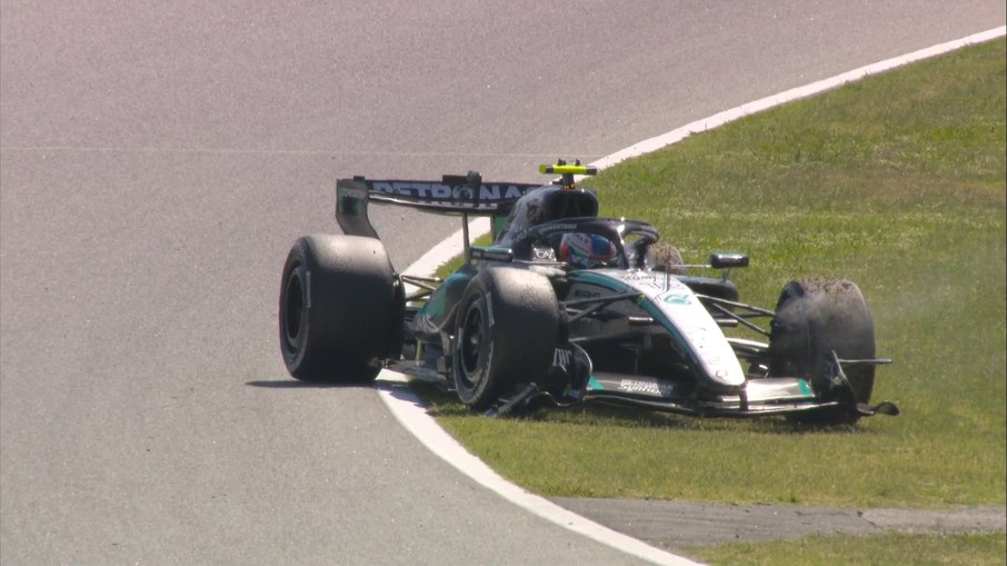 Kimi Antonelli, da Mercedes, abandonou a corrida faltando apenas três voltas
