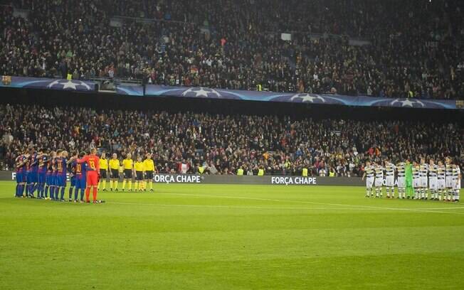 Camp Nou silencia durante um minuto antes da partida entre Barcelona e Borussia M'gladbach pela Liga dos Campeões em homenagem à Chape