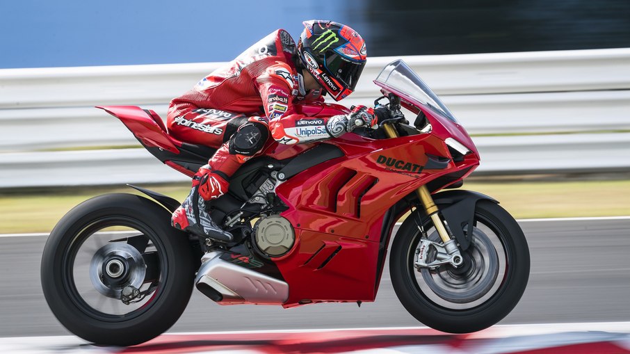 Ducati apresenta a linha 2023 da superesportiva Panigale V4 R