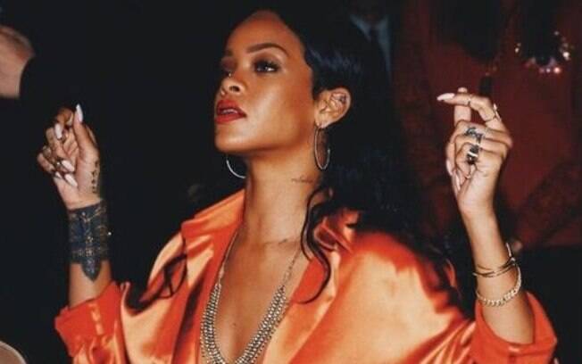 Rihanna é uma cantora multifacetada e desde 2005 foi da água para o vinho em questão visual e musical