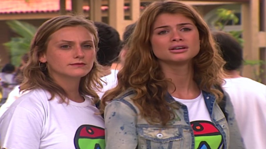 Clara (Alinne Moraes) e Rafaela (Paula Picarelli) se envolvem em 