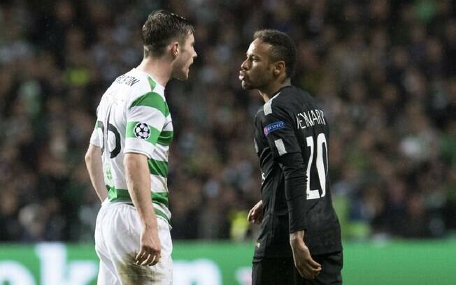 Neymar ironizando e provocando rival do Celtic durante jogo da Liga dos Campeões da Europa