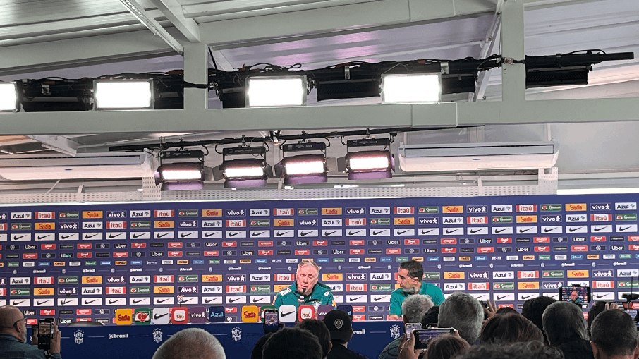 Ancelotti responde questionamentos dos jornalistas na Granja Comary