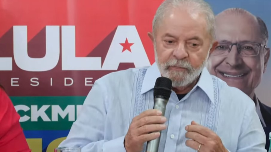 Lula durante coletiva de imprensa em Recife