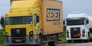 Caminhão dos Correios é roubado e funcionários ficam reféns em SP