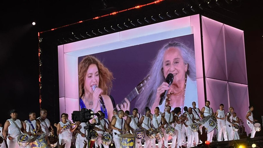 Shakira e Maria Bethânia cantam juntas no palco principal.