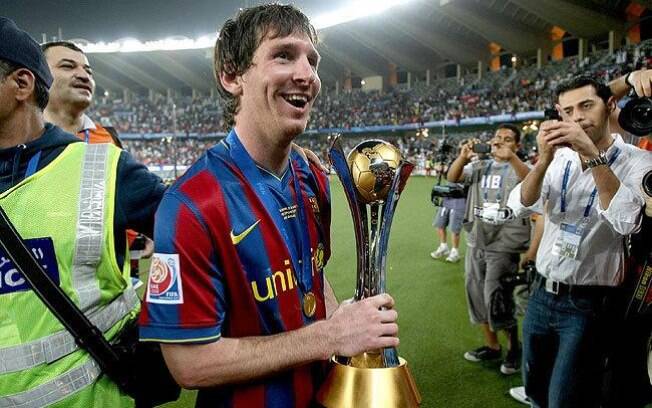 No final de 2009 carrega o troféu do Mundial de Clubes, conquistado na final contra o Estudiantes. Foto: Getty Images
