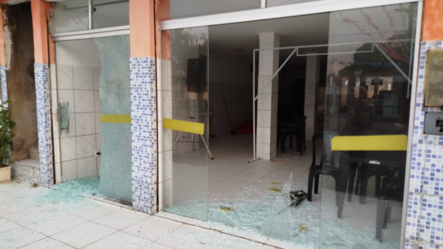 Estragos feitos em cidade baiana após invasão de criminosos Estragos feitos em cidade baiana após invasão de criminosos