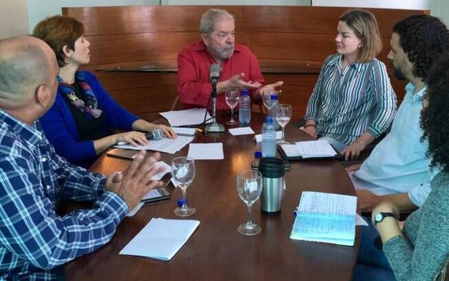Ao lado da senadora e presidente nacional do PT, Gleisi Hoffmann (PR), Lula concedeu entrevista a rádio em Pernambuco