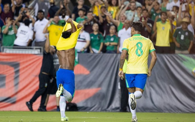 Endrick celebra o gol jogando a camisa do Brasil no gramado