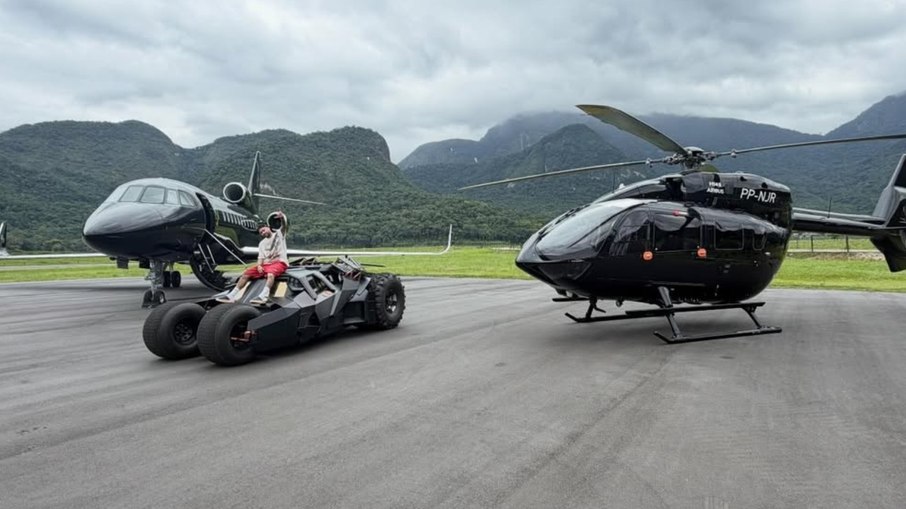 Neymar exibe frota de luxo com Batmóvel e helicóptero e jato