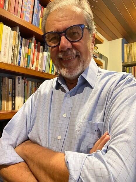 Carlos Monforte lança livro com noite de autógrafos em Santos