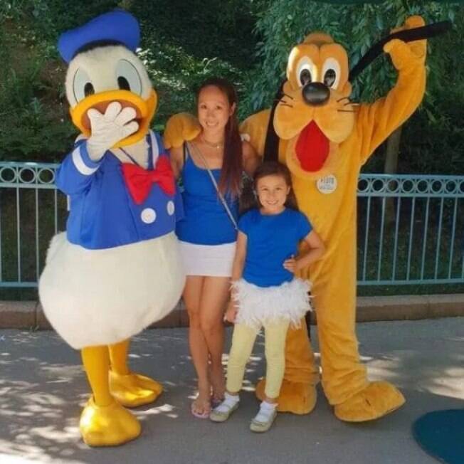 Viv Cheng e a filha Ella foram três vezes no parque da Disney em Paris, na França