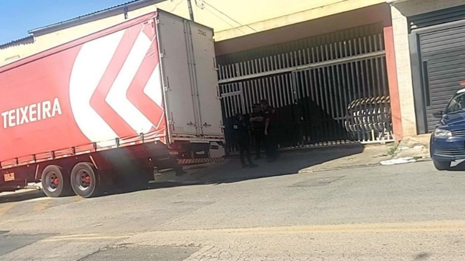 Caminhão estava com placa trocada e foi roubado dia 18 de junho, em Jundiaí. Caminhão estava com placa trocada e foi roubado dia 18 de junho, em Jundiaí.