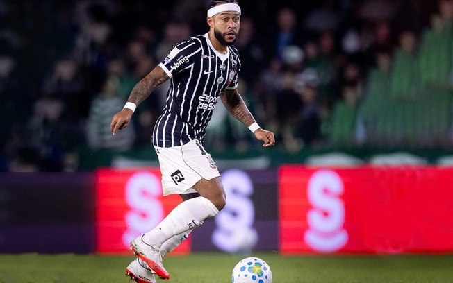 Depay durante treinamento do Corinthians nesta semana