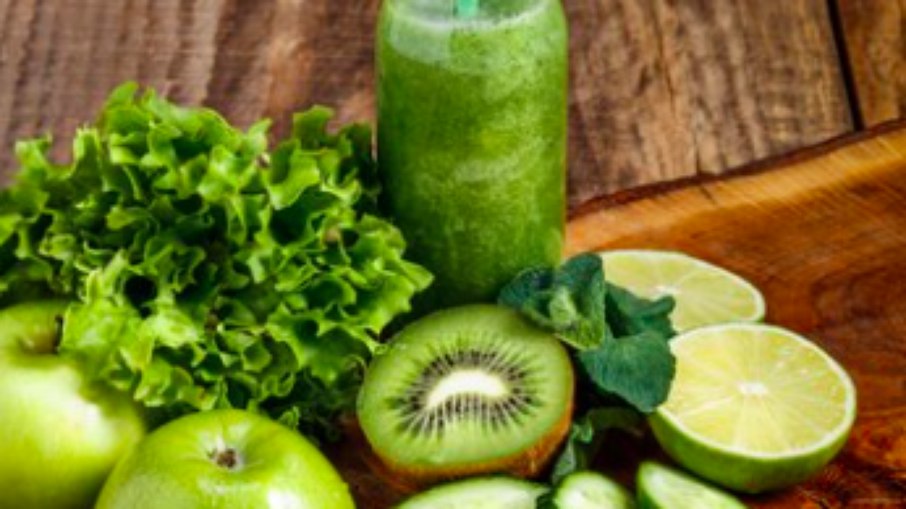 Alimentação ácida: o impacto dos sucos verdes, energéticos e refrigerantes na saúde bucal