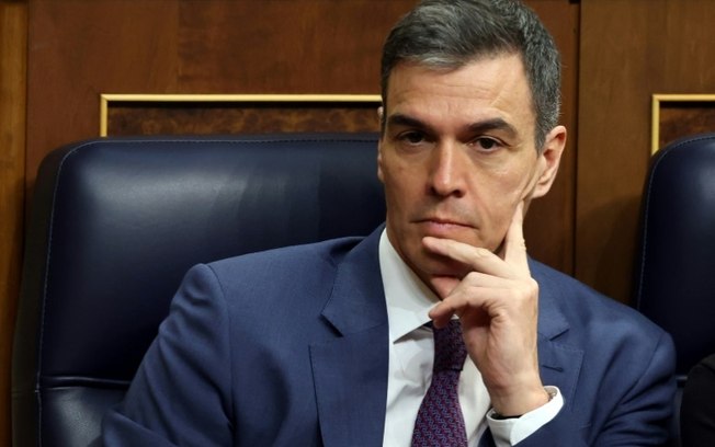 O primeiro-ministro da Espanha, Pedro Sánchez, decidiu permanecer no cargo