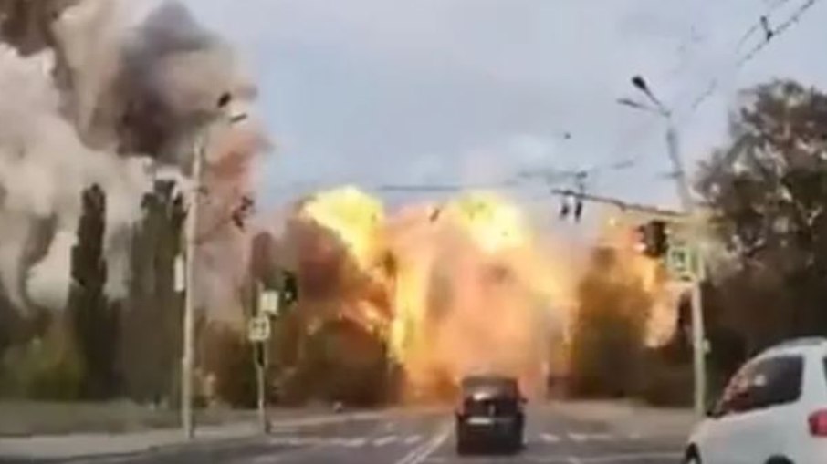 Câmera de segurança registra bombardeio em estrada na Ucrânia