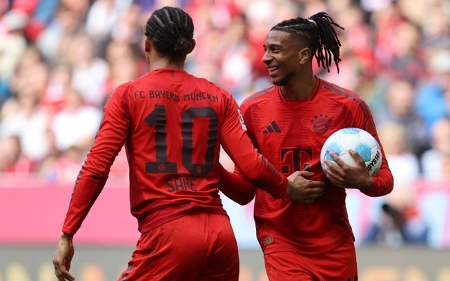 O meio-campista francês do Bayern de Munique, Michael Olise (à direita), ao lado do atacante alemão Leroy Sane durante a partida da Bundesliga contra o Mainz em 26 de abril de 2025 em Munique. O meio-campista francês do Bayern de Munique, Michael Olise (à direita), ao lado do atacante alemão Leroy Sane durante a partida da Bundesliga contra o Mainz em 26 de abril de 2025 em Munique.