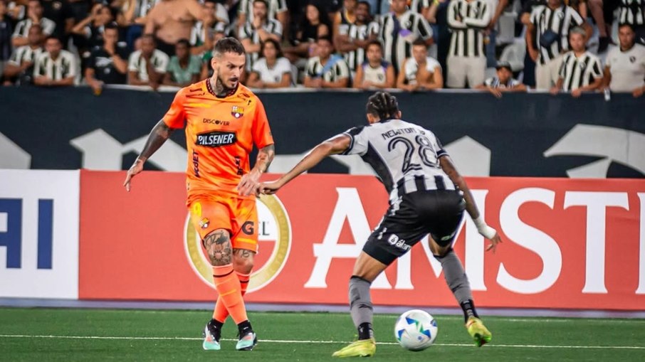 Benedetto (de laranja) em ação pelo Barcelona