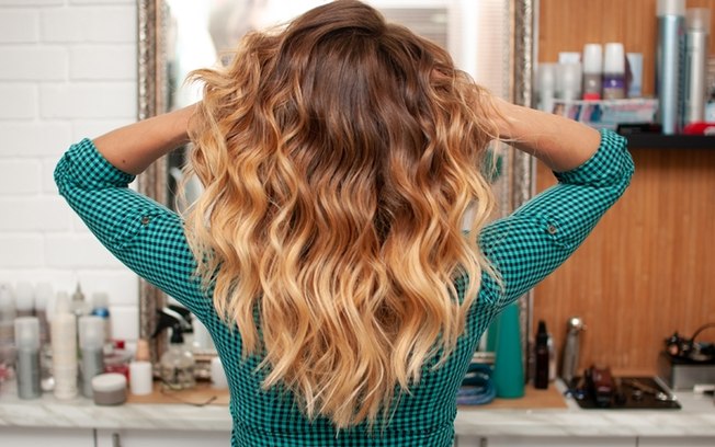 Mega hair com técnica adaptada devolve autoestima a mulheres