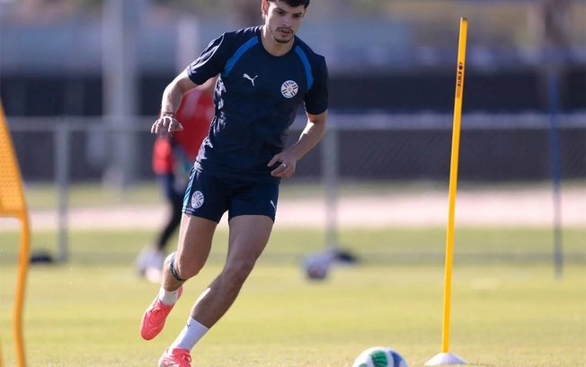 Bobadilla voltou a treinar com o elenco e pode ser relacionado para o clássico contra o Santos