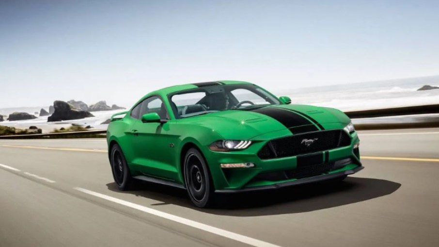 Ford Mustang em inédito tom de verde entre as novidades disponíveis para comemorar os 58 anos do esportivo